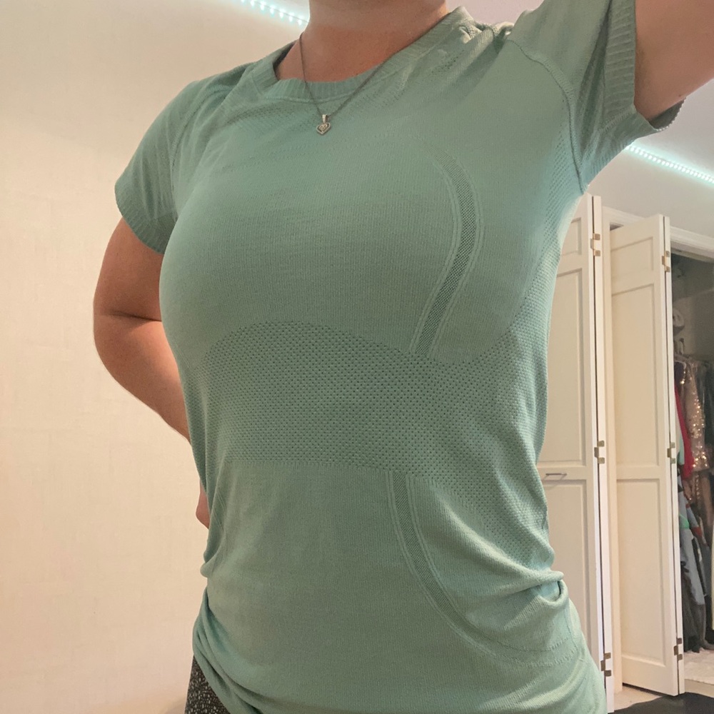Lululemon women’s athletic top